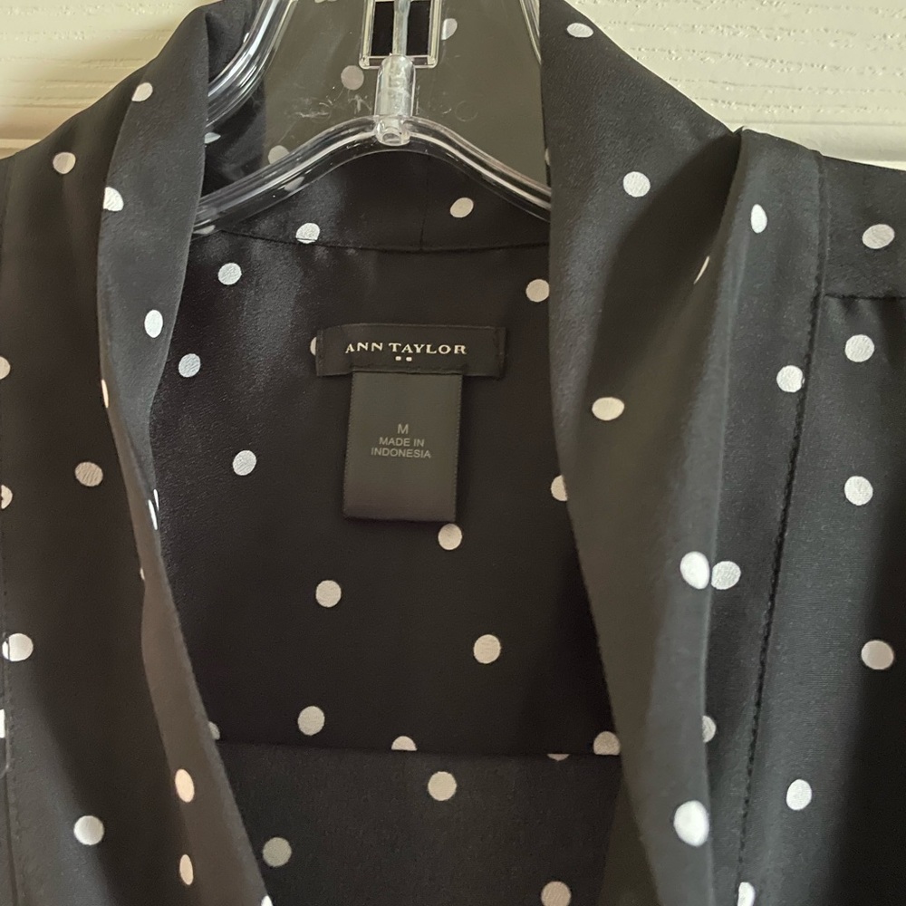 2/$15 Ann Taylor Black with white dots sleeveless top, Sz M - Picture 6 of 15